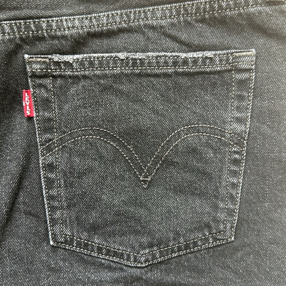 Levi's Women's Premium 501 Original Shorts - Picture 5 of 9